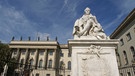 Statue von Alexander von Humboldt vor der Humboldt-Universität in Berlin | Bild: picture-alliance/dpa