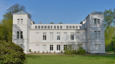 Schloss Tegel in Reinickendorf, Berlin, der ehemalige Wohnsitz der Familie von Humboldt. Hier wuchsen Wilhelm und Alexander von Humboldt auf. Deshalb wird es auch oft "Humboldt-Schloss" genannt. | Bild: picture alliance/Bildagentur-online