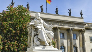 Statue von Wilhelm von Humboldt vor der Humboldt-Universität in Berlin. | Bild: picture alliance/Bildagentur-online