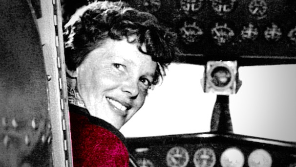 Flugpionierin und erste Frau, die im Alleinflug den Atlantik überquerte: Amelia Earhart. | Bild: picture alliance / AP Photo | pmairs|File|Filed|11/2/2016 12\45\40 PM, Uncredited; Bildmontage: BR