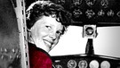 Flugpionierin und erste Frau, die im Alleinflug den Atlantik überquerte: Amelia Earhart. | Bild: picture alliance / AP Photo | pmairs|File|Filed|11/2/2016 12\45\40 PM, Uncredited; Bildmontage: BR