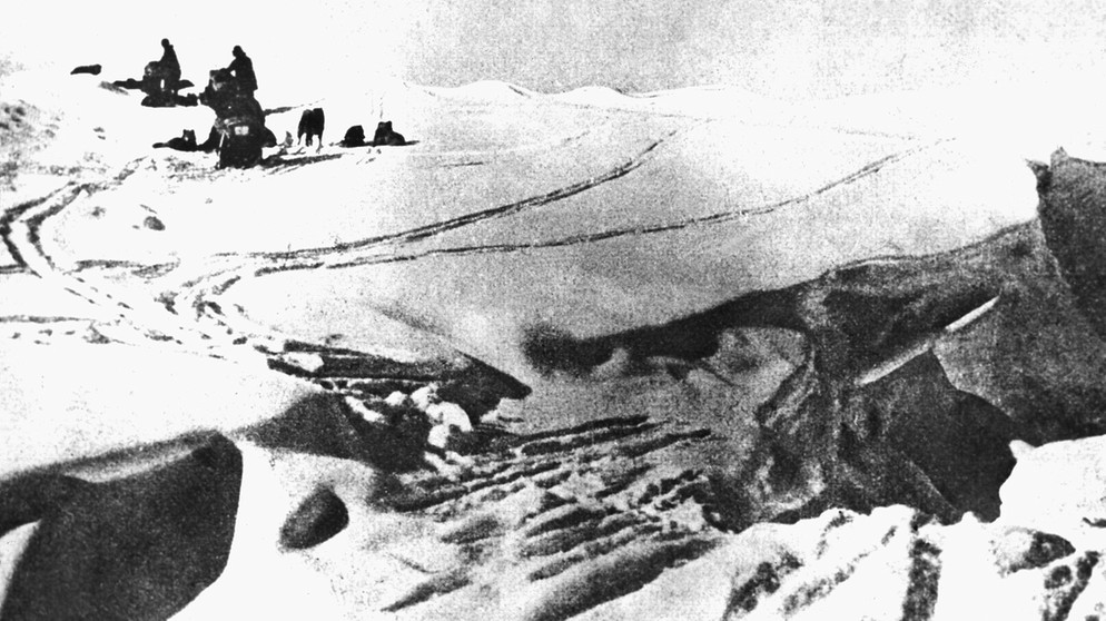 Roald Amundsen und seine Expedition auf dem Weg in die Antarktis bzw. zum Südpol | Bild: picture-alliance/dpa