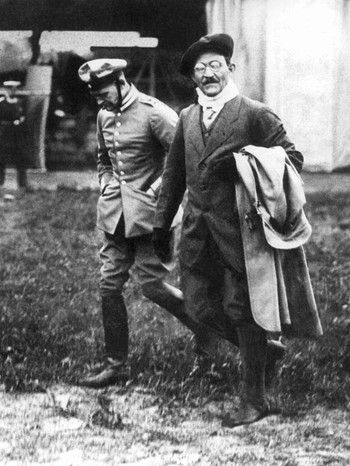Luftfahrtpionier August Euler (rechts) während des Ersten Weltkrieges. 1909 erhielt Euler den ersten Pilotenschein Deutschlands. | Bild: picture-alliance/dpa