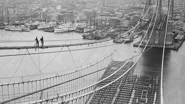 Bau der Brooklyn Bridge, datiert aus dem Jahr 1883 | Bild: picture alliance / Photo12/Ann Ronan Picture Library