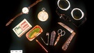 Persönliche Wandergegenstände von Mallory - eine Uhr, ein Taschenmesser, Nagelschere und ein Bleistift.  | Bild: Rick Reanier/Archiv Jochen Hemmleb, Bozen
