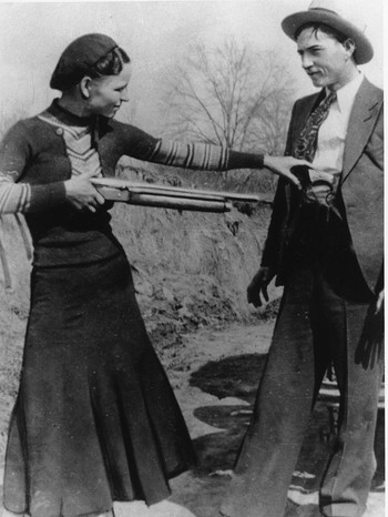 Bonnie und Clyde in einem undatierten Foto, sie blicken sich an, Bonnie Parker richtet spielerisch einen Gewehrlauf auf Clyde Barrow.
| Bild: picture alliance / ASSOCIATED PRESS 