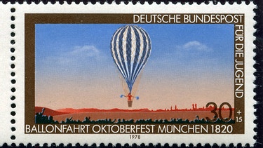 Eine Jugendmarke der Deutschen Bundespost aus dem Jahr 1978 zeigt einen Ballon mit Wilhelmine Reichard über dem 10. Oktoberfest im Jahr 1820. | Bild: imago images / Schöning