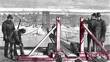 Die Brooklyn Bridge in New York City. Der Bau der Brücke war umstritten und forderte zahlreiche Opfer. Am 24.Mai 1883 wurde die 1,8 km lange Brücke schließlich feierlich eröffnet. | Bild: picture alliance/akg | Bearbeitung: BR
