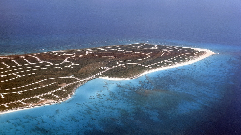 Luftaufnahme der Insel San Salvador (Bahamas). Vermutlich landete Christoph Kolumbus 1492 hier. | Bild: picture-alliance/dpa