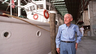 Jacques-Yves Cousteau, französischer Meeresforscher, im August 1986 in Miami mit seinem Schiff "Calypso". | Bild: picture-alliance/dpa