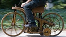 Gottlieb Daimlers Reitwagen. Mit einer halben Pferdestärke und Stützrädern: Am 29. August 1885 meldete Gottlieb Daimler das erste Motorrad der Welt zum Patent an. | Bild: Daimler
