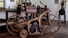 Gottlieb Daimler und der Reitwagen. Mit einer halben Pferdestärke und Stützrädern: Am 29. August 1885 meldete Gottlieb Daimler das erste Motorrad der Welt zum Patent an. | Bild: picture-alliance/dpa