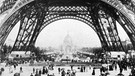 Der Eiffelturm um 1900. Gustave Eiffel revolutionierte mit dem Eiffelturm die Architektur. Wie die "eiserne Dame" nach einem aufwändigen Bau zum Wahrzeichen von Paris wurde, erfahrt ihr hier. | Bild: picture-alliance/dpa