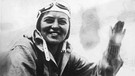 Elly Beinhorn winkt aus dem Flugzeug. Mit 25 Jahren flog die Pionierin Elly Beinhorn alleine um die Welt. Doch schon zwei Jahre zuvor wurde die Pilotin berühmt - mit einem Alleinflug nach Afrika. | Bild: picture-alliance/dpa