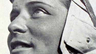 Portrait von Elly Beinhorn. Mit 25 Jahren flog die Pionierin Elly Beinhorn alleine um die Welt. Doch schon zwei Jahre zuvor wurde die Pilotin berühmt - mit einem Alleinflug nach Afrika. | Bild: BR