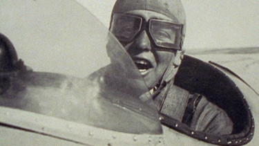Elly Beinhorn im Flugzeug. Mit 25 Jahren flog die Pionierin Elly Beinhorn alleine um die Welt. Doch schon zwei Jahre zuvor wurde die Pilotin berühmt - mit einem Alleinflug nach Afrika. | Bild: BR