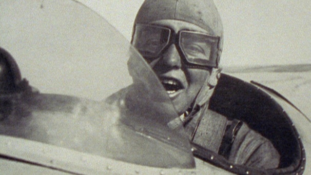 Elly Beinhorn im Flugzeug. Mit 25 Jahren flog die Pionierin und Pilotin Elly Beinhorn als erste Frau alleine einmal rund um die Welt. Hier seht ihr die große Dame der deutschen Luftfahrt in Bildern. | Bild: BR