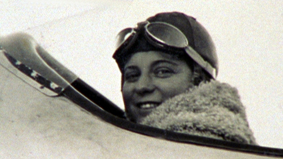 Elly Beinhorn im Flugzeug. Mit 25 Jahren flog die Pionierin und Pilotin Elly Beinhorn als erste Frau alleine einmal rund um die Welt. Hier seht ihr die große Dame der deutschen Luftfahrt in Bildern. | Bild: BR