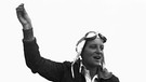 Elly Beinhorn auf dem Flughafen Berlin-Tempelhof im Flugzeug. Mit 25 Jahren flog die Pionierin und Pilotin Elly Beinhorn als erste Frau alleine einmal rund um die Welt. Hier seht ihr die große Dame der deutschen Luftfahrt in Bildern. | Bild: BR