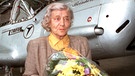 Elly Beinhorn im Jahr 1993. Mit 25 Jahren flog die Pionierin und Pilotin Elly Beinhorn als erste Frau alleine einmal rund um die Welt. Hier seht ihr die große Dame der deutschen Luftfahrt in Bildern. | Bild: picture-alliance/dpa