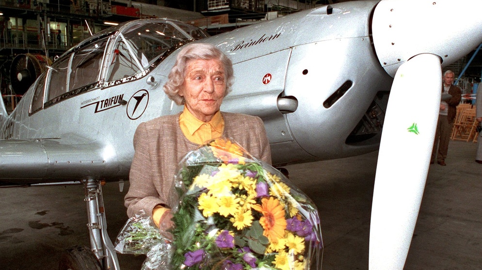 Elly Beinhorn im Jahr 1993. Mit 25 Jahren flog die Pionierin und Pilotin Elly Beinhorn als erste Frau alleine einmal rund um die Welt. Hier seht ihr die große Dame der deutschen Luftfahrt in Bildern. | Bild: picture-alliance/dpa