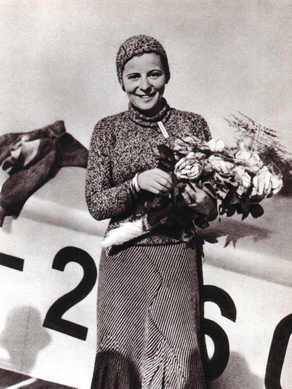 Portrait von Elly Beinhorn. Mit 25 Jahren flog die Pionierin und Pilotin Elly Beinhorn als erste Frau alleine einmal rund um die Welt. Hier seht ihr die große Dame der deutschen Luftfahrt in Bildern. | Bild: BR