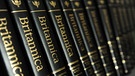 Buchrücken der Encyclopaedia Britannica  | Bild: picture-alliance/ ITAR-TASS