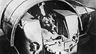Die zweijährige Mischlingshündin Laika bei Tests in der Druckkabine. Hund Laika war das erste Lebenwesen, das gezielt in eine Umlaufbahn gebracht wurde. Das Tier flog am 3. November 1957 mit der sowjetischen Rakete Sputnik II ins All. Der erste Mensch im All war 1961 Juri Gagarin. | Bild: picture-alliance/dpa/UPI/dpa