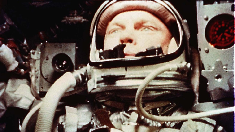 John Glenn, 1962 der erste US-Amerikaner im Weltall. Der erste Mensch im All war Juri Gagarin 1961. Er war aber nicht das erste Lebewesen im All: Hündin Laika war 1957 auf einer Erdumlaufbahn im Weltraum unterwegs. 1959 kamen die Affen Able und Miss Baker als erste Tier-Astronauten wieder lebendig von ihrer Mission zurück. | Bild: picture-alliance/dpa/abaca/Sachs Arnie/CNP/ABACA