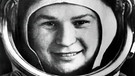 Valentina Tereschkowa, 1963 die erste Frau im All. Juri Gagarin war 1961 der erste Mensch im Weltall. Er war aber nicht das erste Lebewesen im All: Hündin Laika war 1957 auf einer Erdumlaufbahn im Weltraum unterwegs. 1959 kamen die Affen Able und Miss Baker als erste Tier-Astronauten wieder lebendig von ihrer Mission zurück. | Bild: picture-alliance/dpa/epa afp