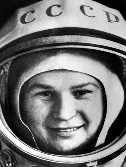 Valentina Tereschkowa, 1963 die erste Frau im All. Juri Gagarin war 1961 der erste Mensch im Weltall. Er war aber nicht das erste Lebewesen im All: Hündin Laika war 1957 auf einer Erdumlaufbahn im Weltraum unterwegs. 1959 kamen die Affen Able und Miss Baker als erste Tier-Astronauten wieder lebendig von ihrer Mission zurück. | Bild: picture-alliance/dpa/epa afp