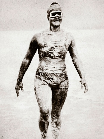 Gertrude Ederle durchschwimmt 1926 als erste Frau den Ärmelkanal und erfindet nebenbei den Bikini. Leider lässt sie ihn nicht patentieren. Weitere Porträts gibt's bei FrauenGeschichte - online und im Instagram-Kanal. | Bild: picture-alliance/dpa/Heritage Images/Stapleton Historical Collection