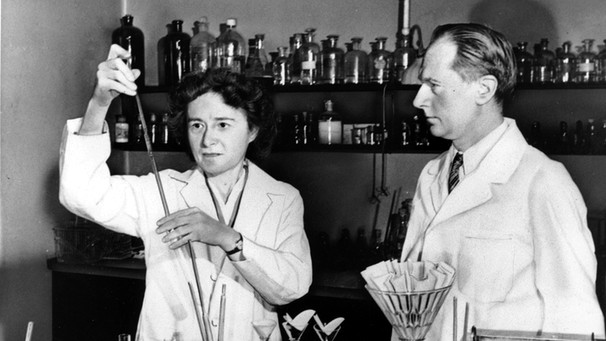 Die Biochemikerin Gerty Cori im Labormantel neben ihrem Ehemann Carl im Labor. Sie erhält 1947 als erste Frau den Nobelpreis für Medizin, obwohl sie lange zu seiner Helferin degradiert worden ist. Weitere Porträts von bedeutenden Frauen, die die Welt veränderten, gibt's auf dem Instagram-Kanal von FrauenGeschichte und bei ardalpha.de. | Bild: picture alliance / ASSOCIATED PRESS 