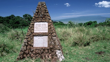 Das Grzimek-Denkmal am Ngorongoro-Krater in Tansania erinnert an Michael Grzimek, den Sohn von Bernhard Grzimek, der beiden Dreharbeiten für "Serengeti darf nicht sterben" verunglückte. | Bild: picture alliance / Arco Images GmbH