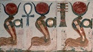 Der Totentempel der altägyptischen Königin Hatschepsut: Das Bild zeigt die Hieroglyphen an den Wänden. | Bild: picture-alliance/dpa