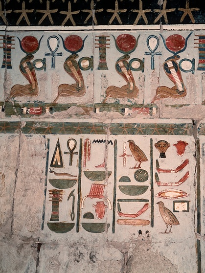 Der Totentempel der altägyptischen Königin Hatschepsut: Das Bild zeigt die Hieroglyphen an den Wänden. | Bild: picture-alliance/dpa