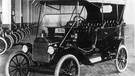 Das "Model-T" des US-amerikanischen Autoherstellers Ford war das meistverkaufte Modell seiner Zeit und ging als "Tin Lizzy" in die Geschichte ein. Es wurde in großer Stückzahl produziert. Zu seiner Herstellung setzte Firmengründer Henry Ford erstmals einen Vorläufer des heutigen Fließbandes ein. (Aufnahme um 1910). | Bild: picture-alliance / dpa | Fotoreport Ford