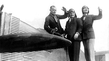 Fritz Loose, Hermann Köhl und Günther von Hünefeld winken vom Heck eines Flugzeugs | Bild: picture-alliance/dpa