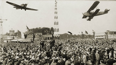 Menschenmenge auf dem Tempelhofer Flughafen | Bild: picture-alliance/dpa; akg-images