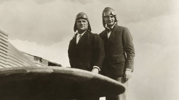 Hermann Köhl (links) und Günther von Hünefeld auf der Tragfläche der Junkers W33 Bremen zum ersten Transatlantik-Flug von Ost nach West. | Bild: picture alliance / akg-images