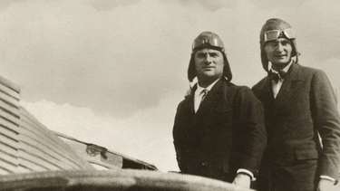 Hermann Köhl (links) und Günther von Hünefeld auf der Tragfläche der Junkers W33 Bremen zum ersten Transatlantik-Flug von Ost nach West. | Bild: picture alliance / akg-images
