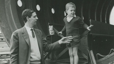 Jacques Piccard (links) und sein Sohn Bertrand (Foto aus dem Jahr 1962 oder 1963) | Bild: dpa-Bildfunk/ Piccard Family