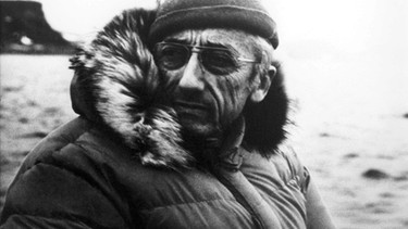 Jacques-Yves Cousteau, französischer Meeresforscher und Umweltschützer, an Bord eines Schiffes | Bild: picture-alliance/dpa