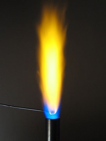Joseph von Fraunhofer, Physiker aus Bayern - im Bild: Natrium färbt Flamme | Bild: Søren Wedel Nielsen