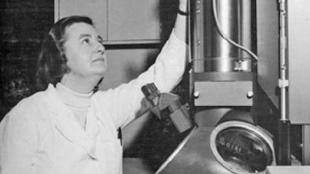 Fotografie von June Almeida in den 1960er Jahren mit einem Philips EM300-Elektronenmikroskop. | Bild: Joyce Almeida