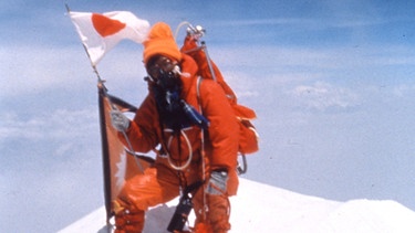 Junko Tabei steht am 16. Mai 1975 als erste Frau am Gipfel des Mount Everest. Weitere Porträts gibt's bei FrauenGeschichte - online und im Instagram-Kanal. | Bild: picture-alliance/dpa/Ladies Climbing Club/JAPAN
