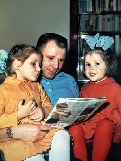Juri Gagarin 1963 mit seinen Töchtern Galya und Lena. Juri Gagarin flog am 12. April 1961 als erster Mensch in den Weltraum. | Bild: picture-alliance/dpa/Tass