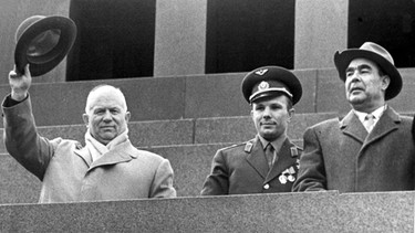 Chruschtschow, Juri Gagarin (der erste Mensch im Weltall) und Breschnew | Bild: picture-alliance/dpa/Tass