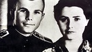 Juri Gagarin, am 12. April 1961 der erste Mensch im Weltraum, mit Ehefrau Valentina | Bild: picture-alliance/dpa/epa/afp
