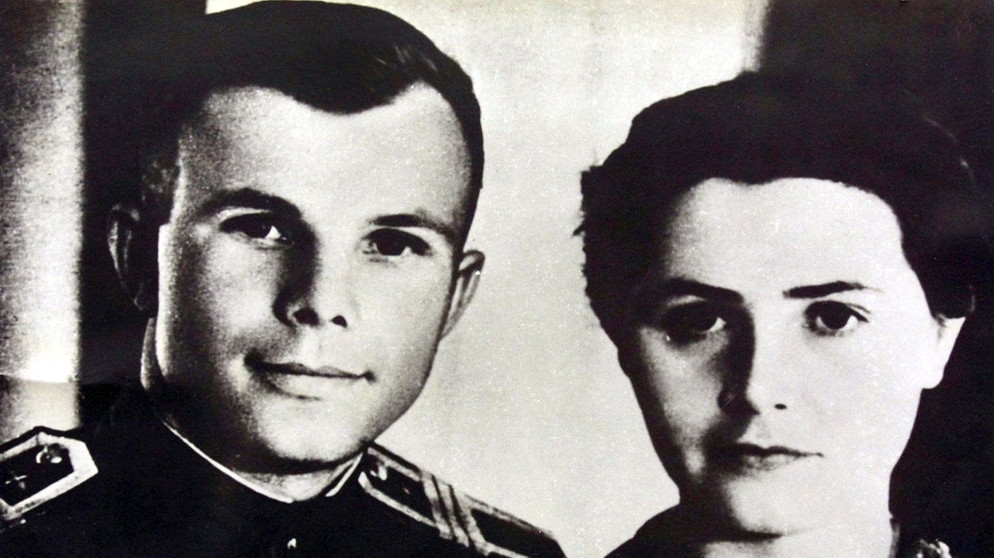 Juri Gagarin, am 12. April 1961 der erste Mensch im Weltraum, mit Ehefrau Valentina | Bild: picture-alliance/dpa/epa/afp